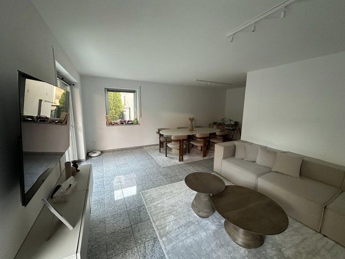 Raumwunder in Bestlage -Stillvolle DHH mit 7 Zimmern & TOP Energieeffizienz A+ – Wohnzimmer 