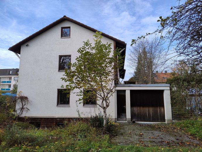 Krailling'de güzel, komisyonsuz yarı müstakil ev – Haus und Garage 