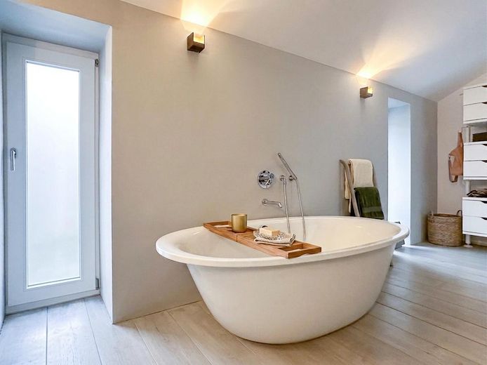 modernes Stadthaus (WEG), zentral, ruhig, unverbaubare Venusberg Aussicht, A+ – 2.OG | Master Bathroom