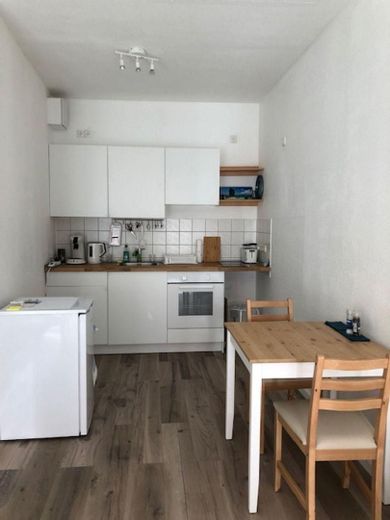 Ab 01.10.2026: möbl. Apartment in der Altstadt von Wismar – Küche mit Eßtisch