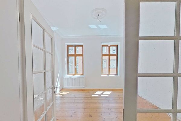 Historischer Charme trifft Wohnkomfort – 4-Zimmer-Altbauwohnung mit Balkon