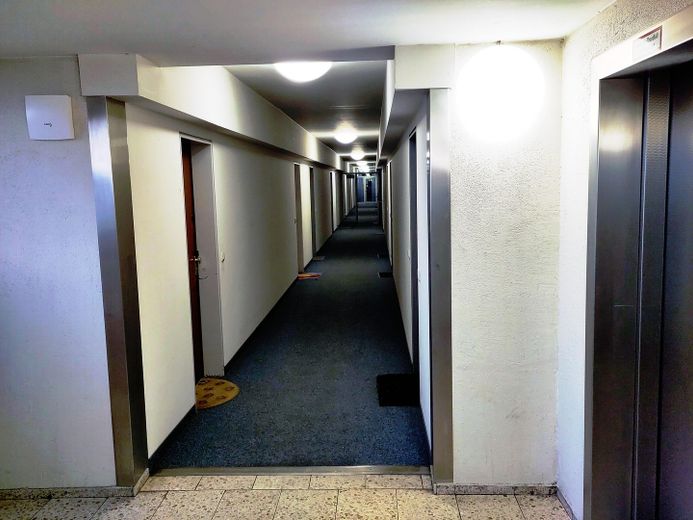 Freies, möbliertes Apartment, Loggia, U-Bahn, München- und Alpenblick, von privat – Flur in einer Etage