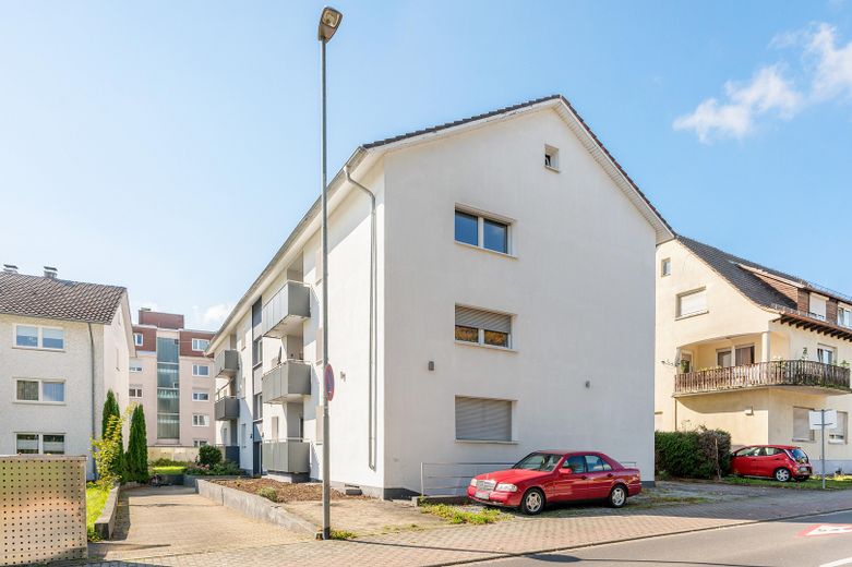Gepflegte Wohnung mit großzügigem Grundriss inklusive Einbauküche – Außenansicht
