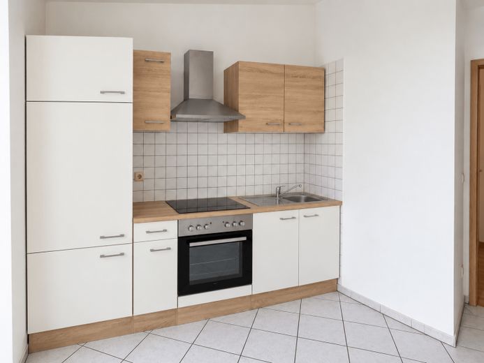 Appartamento di 3 locali con BALCONE, cucina componibile, laminato, vasca da bagno, disponibile da subito – Foto 1