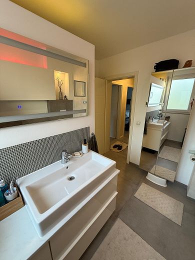 Hochwertige Doppelhaushälfte in Feldrandlage mit Südterrasse und Garten in Nieder-Olm – Bad