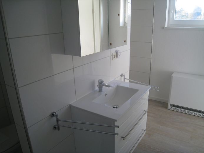 2 Zimmer-Studiowhg. Lahr. Bauj.2019, barrierefrei mit offenen Wohn,-Essbereich. – Waschtisch /Duschbad