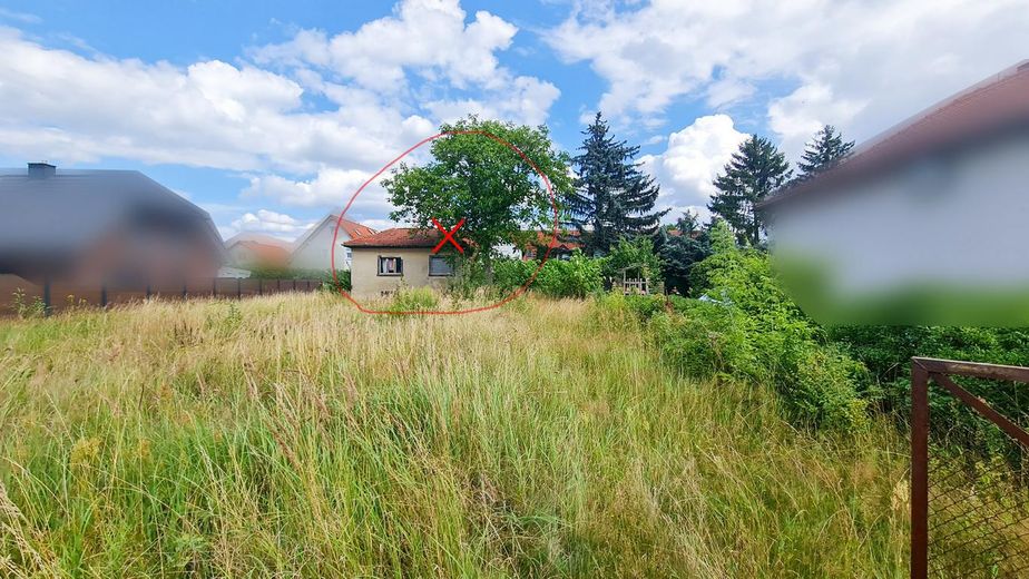 Straßensicht auf Grundstück