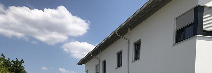 A+Reihenhaus mit Dachterrasse und Bergblick – Aussenansicht Zufahrt