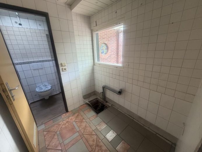 Ländliche Idylle mitten in der Stadt ! Ihr künftiges Zuhause mit herrlichem Garten und 3 Garagen ! – Küche und Gäste-WC in Garage