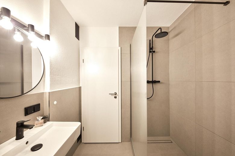 Vollvermietete 4-Zimmer-WG-Wohnung in Obermenzing, saniert und möbliert – Badezimmer