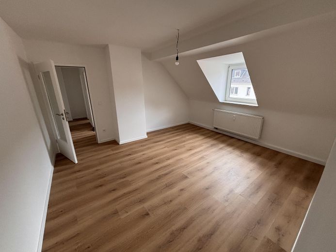 Sanierte Wohnung +  Nutzfläche im Spitzboden in Rüttenscheid – Wohnzimmer2 leer