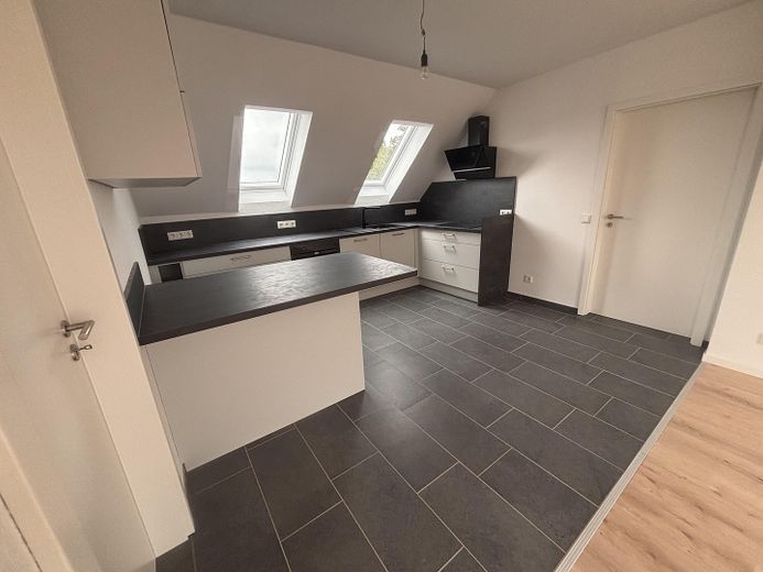 Dachgeschosswohnung mit großer Wohnküche, EBK, Stellplatz und Glasfaser in Wunstorf-Kolenfeld – Küche