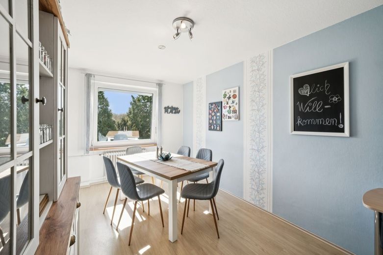 Helle und komplett modernisierte Wohnung in ruhiger Lage mit Feldblick wartet auf neuen Vermieter – Esszimmer