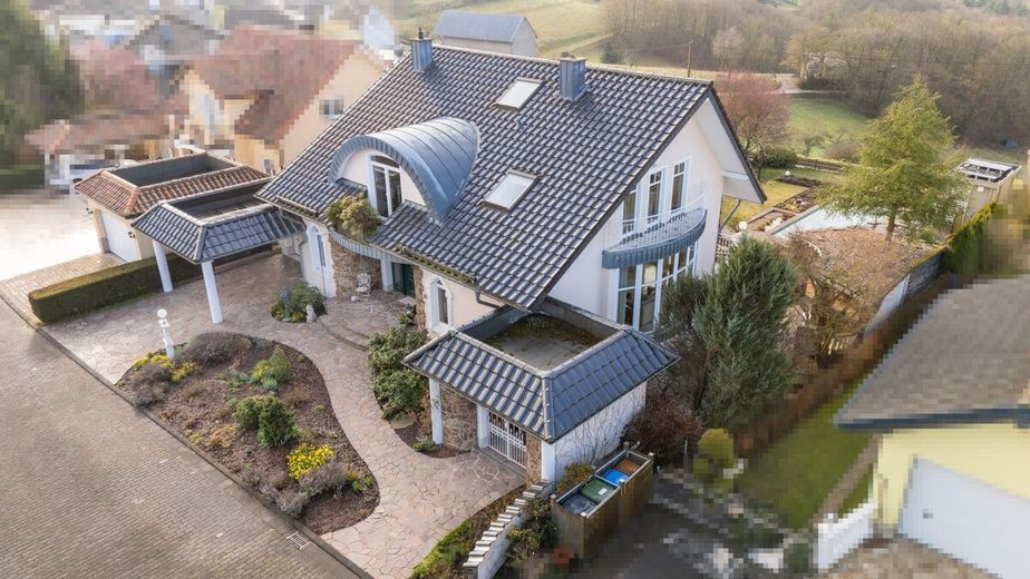 Villa mit Weitblick, Pool, Sauna und Koi-Teich in begehrter Lage von Hochscheid! – Blick auf das Anwesen