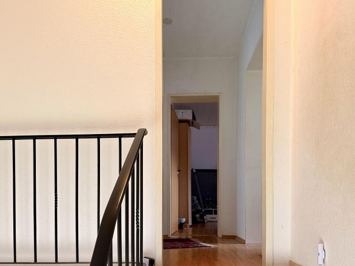 PRIVO DI PROVVIGIONE - casa unifamiliare indipendente in posizione migliore – abitare con giardino su attraente terreno d’angolo – Im Dachgeschoss