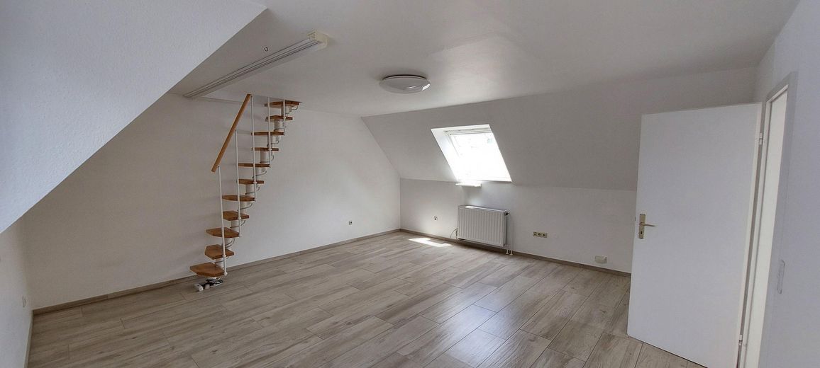 Bellissimo appartamento luminoso mansardato con finiture di pregio – Wohnraum mit Treppe Dachboden