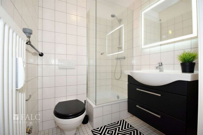Optimal für die Junge Familie – Seperates WC mit Dusche - (KI generiert)