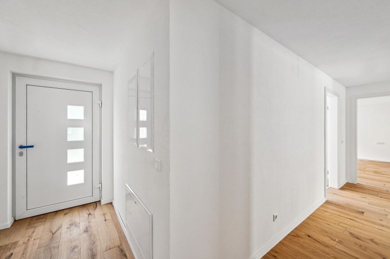3,5-Zi.-EG-Wohnung, Erstbezug nach Kernsanierung – bis zu 45.000 € KfW-Zuschuss – Hauseingang