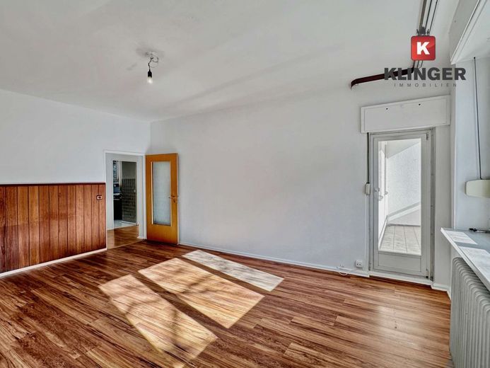 ++ Bezugsfreie 3-Zimmerwohnung mit Balkon und eigenem Stellplatz freut sich auf neuen Eigentümer ++ – Wohnzimmer mit Balkonzugang