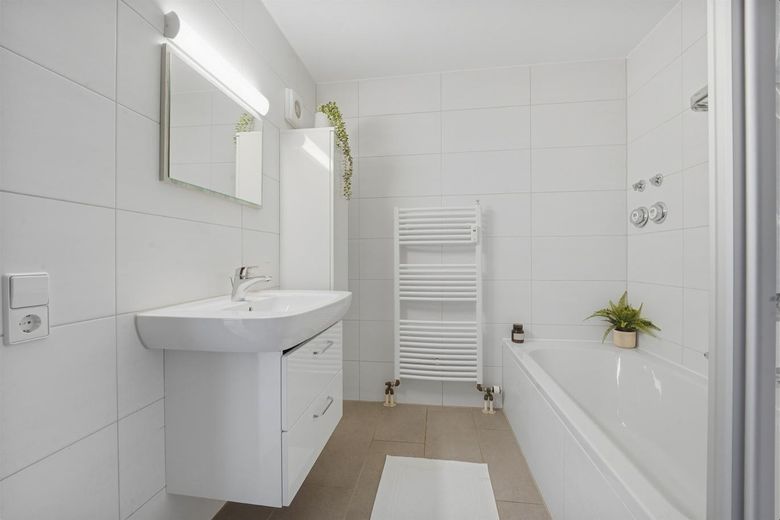 Renovierte 2,5-Zimmer-Wohnung mit Balkon, Einbauküche und Tiefgaragenstellplatz in Ostfildern – Bad