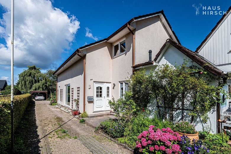 Großzügiges, energieeffizientes Architektenhaus in Am Hagen – Ansicht Einfahrt