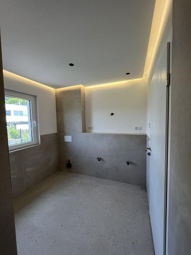 Kernsanierter Luxus (A+) mit 30m² Sonnen-Terrasse in Haslach – Bad 