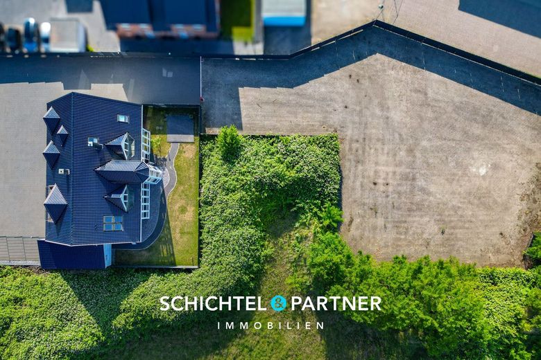 Uphusen | Seltenes Wohn- und Geschäftshaus mit Parkhof und Autohalle – S&amp;P | Luftansicht