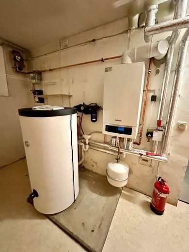 Zweifamilienhaus mit 2 sep. Wohneinheiten | Mögl. Anlageobjekt – Neue Gaszentralheizung 