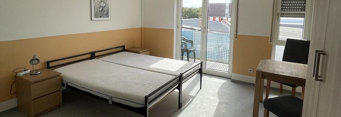 Práctico apartamento urbano de 27 m² | Amueblado | Cocina equipada | Balcón | Lavadora – Wohnbereich 1