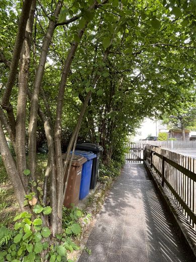 Gemütliche möblierte Wohnung mit Blick ins Grüne – Zugang zum Haus