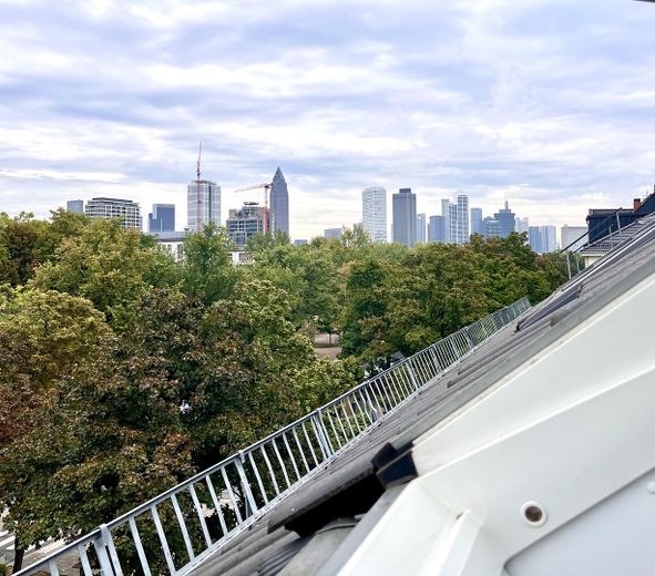 2-Zimmer-Dachgeschosswohnung mit Garten im Gallusviertel – Blick auf Frankfurts Skyline