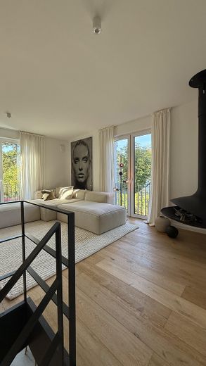 Modernes Endhaus am Brabandkanal - großer Privatgarten, Wärmepumpe und Spa – Heller Wohnbereich