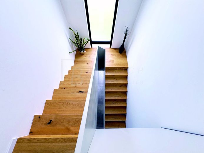 Moderne Stadtvilla mit hochwertiger Ausstattung, Smart Home &amp; PV-Anlage – Treppen