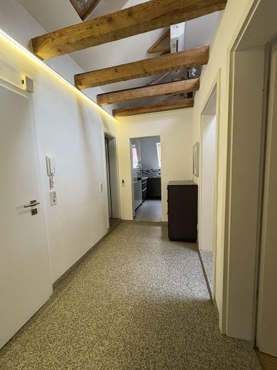 Lichtdurchflutete & klimatisierte DG-Wohnung in Stuttgart West – Flur