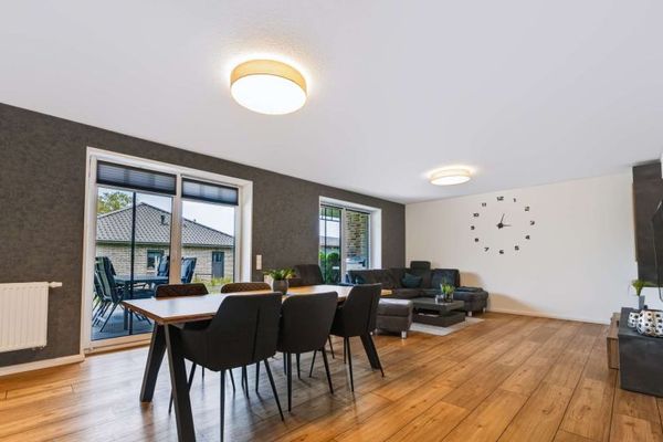 Einziehen und genießen – Modernes Einfamilienhaus mit Designküche und überdachter Terrasse