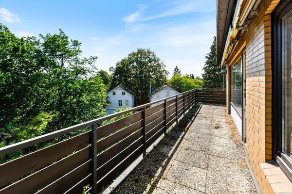 3 Zimmer möglich. Dachterrasse. Tiefgaragenstellplatz. – Penthouse nahe Groß Flottbek