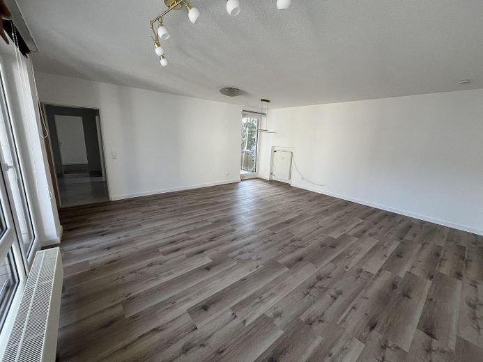 Traumhafte 3-Zimmer-Wohnung mit 2 Balkonen – Wohnzimmer