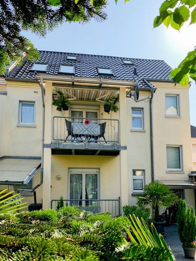 Gepflegtes Stadthaus mit zwei Wohneinheiten in der Innenstadt von Troisdorf, nahe der Fußgängerzone! – Rückansicht