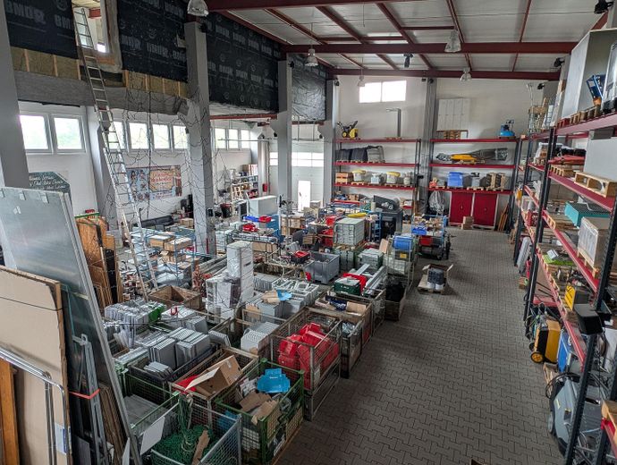 Capannone di stoccaggio di 654 m² + locale ufficio e magazzino di 97 m² + area esterna fino a 15.000 m² – Lagerhalle Innenansicht