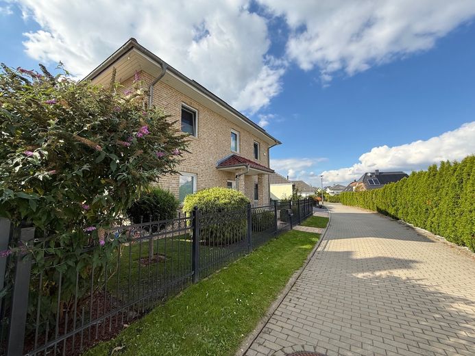 Provisionsfrei: Exklusive Stadtvilla (161 m²) mit PV-Anlage, Pool, Doppelgarage in Großbeeren – Seitenansicht