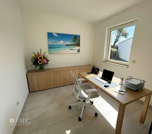 Seltenes EFH-Angebot in Biesdorf: Bj. 2015, Indoor-Pool, Sauna, PV-Speicher - jetzt 675.000 EUR – Büro / Gäste (KI Visualisierung)