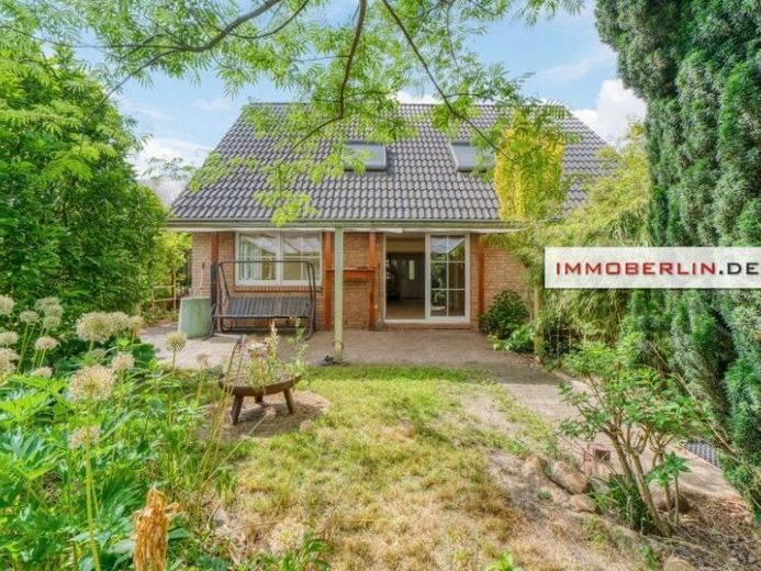 IMMOBERLIN.DE - Wohlfühllage! Fabelhaftes Haus in zweiter Reihe mit idyllischem Sonnengarten – Foto 1