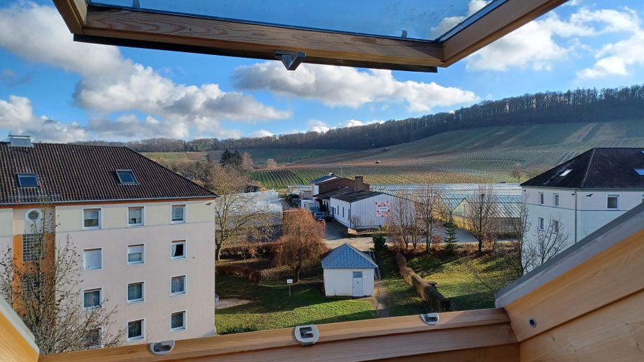 renov.bedürft. 3,5-Zi-Whg mit Balkon und EBK samt sep. DG-Whg. im Rohbau, in freundl. MFH in HN – Aussicht nach Osten