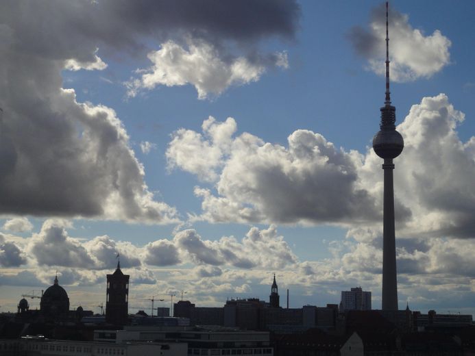Traumblick Berlin-Mitte - 2 Zimmer - ideal zentral + grün, Option: PKW-Stellplatz - maklerfrei – Wohnen mit Panoramablick Mitte