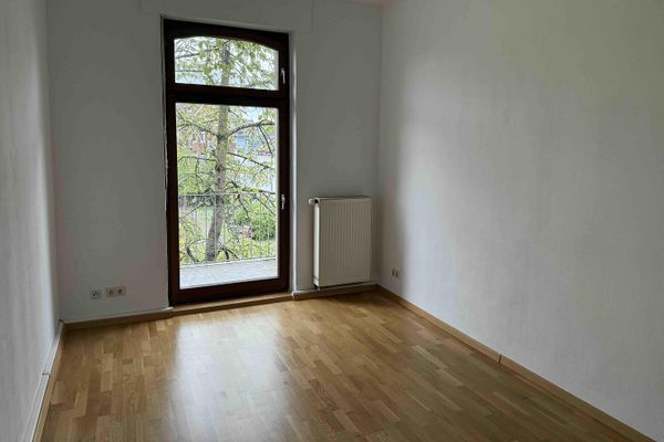 Martinsviertel, balcone esposto a sud, 3 locali, cucina e bagno con cucina componibile - tranquillo, attraente e ricco di fascino – da privato