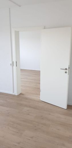 Elterlein: Sonnige 3-Zimmer-Wohnung mit großem Balkon und Einbauküche in ruhiger Neubauanlage – Referenzfoto Wohnräume