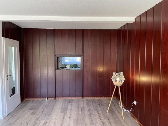 Wohnzimmer mit Durchreiche 