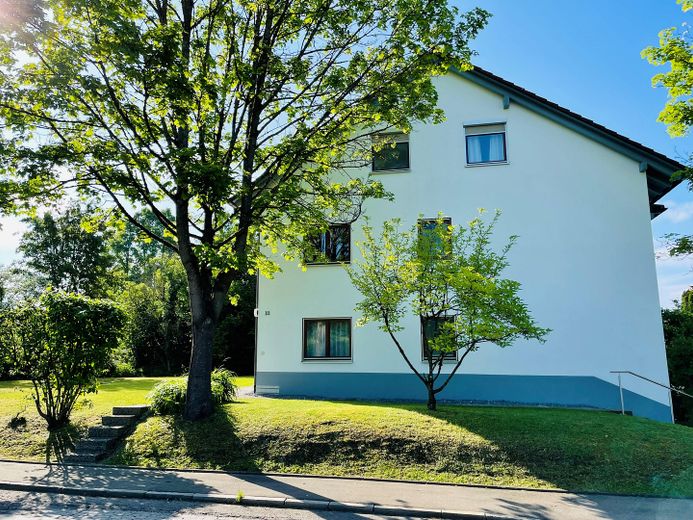Wohnen in Überlingen: Großzügige 3-Zimmer-Oase mit Balkon, Aussicht & 2 Stellplätzen – Seitenansicht 