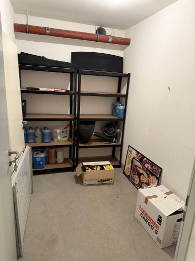 Barrierefreie 3,5-Zimmer-Wohnung in Sasel – Südwest-Balkon, Aufzug Tiefgarage, 2 TG-Plätze – Kellerraum mit Regalen
