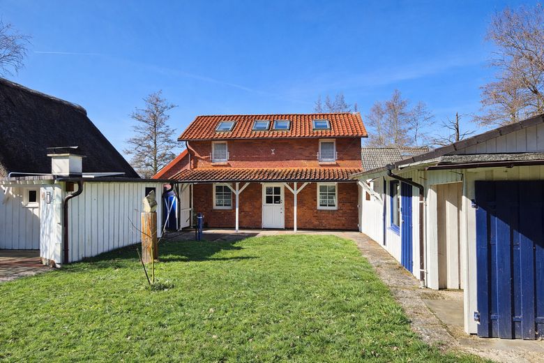 Wohnhaus nahe Krautsand mit Garten – Grundstück mit positivem Bauvorbescheid optional • – Wohnhaus
